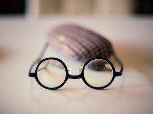 街边老花镜一般多少钱,眼镜店却贵那么多?为何相差这么多-追梦分享我爱副业网福缘论坛网赚网中创网创业网